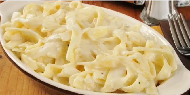 Nudeln in cremiger Knoblauch Käsesauce mit Parmesan bestreut