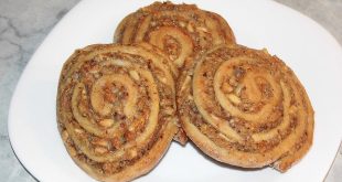 Großmutters Nussschnecken frisch gebacken auf einem Teller