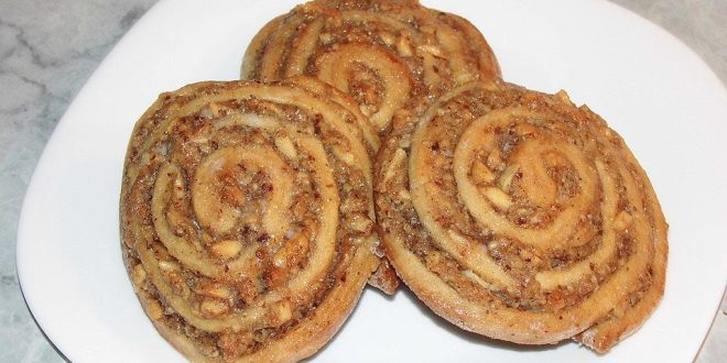 Großmutters Nussschnecken frisch gebacken auf einem Teller