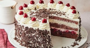 Schwarzwälder Kirschtorte mit Kirschen, Sahnetuffs und Schokoladenraspeln