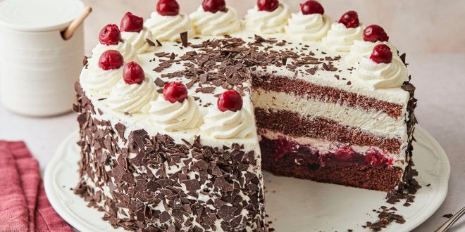 Schwarzwälder Kirschtorte mit Kirschen, Sahnetuffs und Schokoladenraspeln