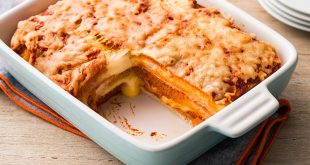 Toast Mozzarella Auflauf frisch gebacken mit Tomaten und Käse