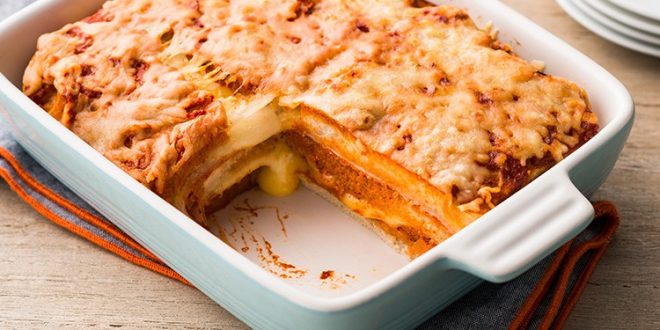 Toast Mozzarella Auflauf frisch gebacken mit Tomaten und Käse