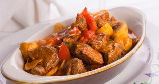 Schaschliktopf mit Fleisch, Paprika und Sauce im Bräter