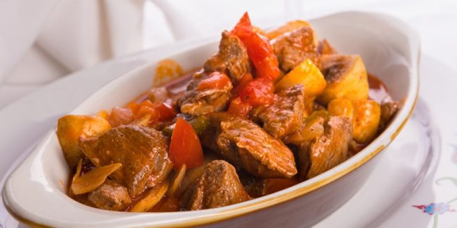 Schaschliktopf mit Fleisch, Paprika und Sauce im Bräter