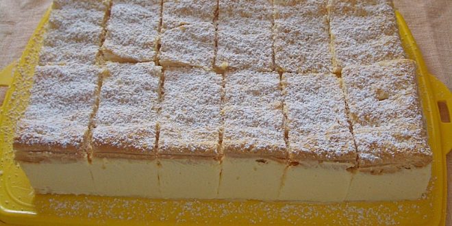 Zitronen Mascarpone-Schnitten mit Staubzucker bestäubt aufgeschnitten
