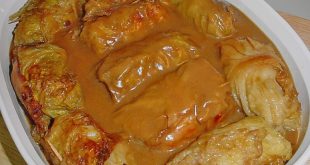 Omas Kohlrouladen mit Hackfleischfüllung und cremiger Soße auf Teller