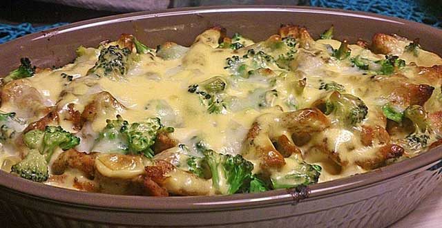 Gyrosauflauf mit Knoblauch, Sauce Hollandaise und Käse überbacken