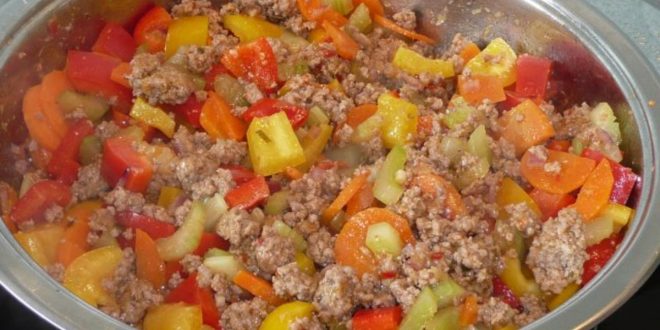 Hackfleisch Gemüse Pfanne mit Paprika, Zucchini und Champignons