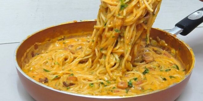 Champignons Spaghetti aus der Pfanne mit cremiger Sauce und frischen Kräutern