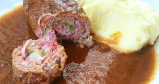 Schwarzwälder Hackrouladen mit Schinken, Gurke und Zwiebelsoße serviert