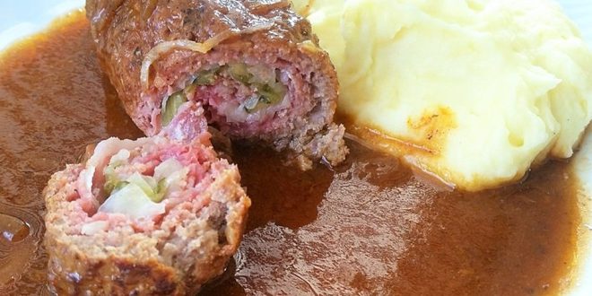 Schwarzwälder Hackrouladen mit Schinken, Gurke und Zwiebelsoße serviert