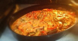 Räuberfleisch in Auflaufform mit Sauce, Champignons und Paprika