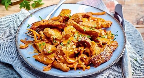 Schnitzelstreifen in cremiger Senfsahnesoße serviert mit Reis