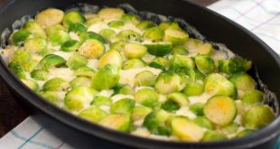 Rosenkohl in cremiger Frischkäse-Senfsauce in Schüssel serviert