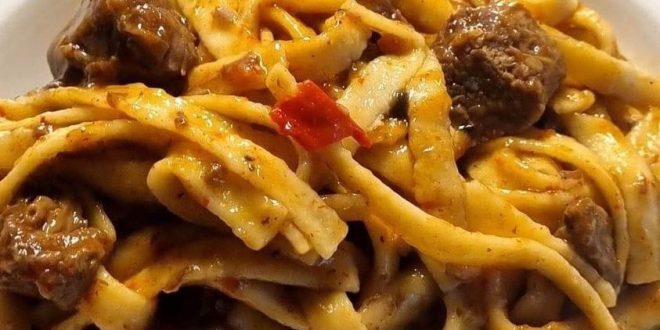 Gulasch mit Spätzle Rezept – Rindergulasch mit Paprika und Spätzle