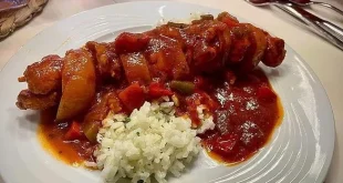 Schaschlik-Spieße mit Paprika, Zwiebeln und selbstgemachter Schaschliksoße