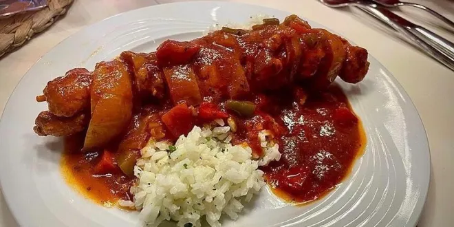 Schaschlik-Spieße mit Paprika, Zwiebeln und selbstgemachter Schaschliksoße