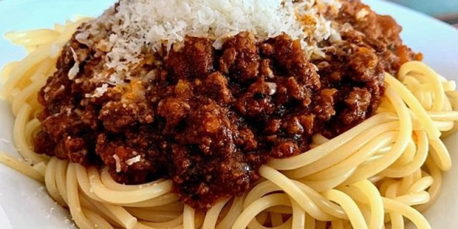 Sauce Bolognese mit Pasta und Parmesan serviert