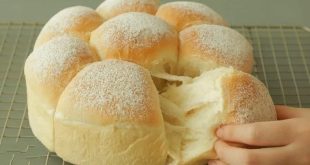 Omas Buchteln frisch gebacken in der Auflaufform