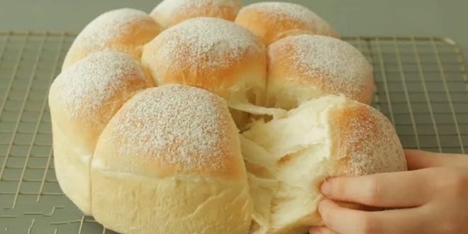 Omas Buchteln frisch gebacken in der Auflaufform