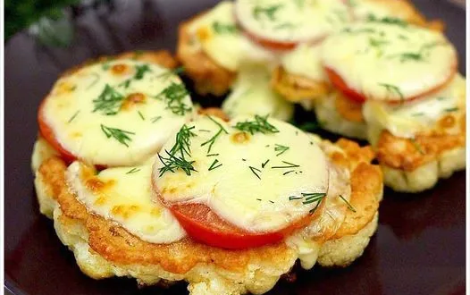 Gebackener Blumenkohl mit Tomaten und Mozzarella frisch gebacken