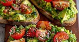 Avocadobrot mit Tomaten und Basilikum auf Mehrkornbrot