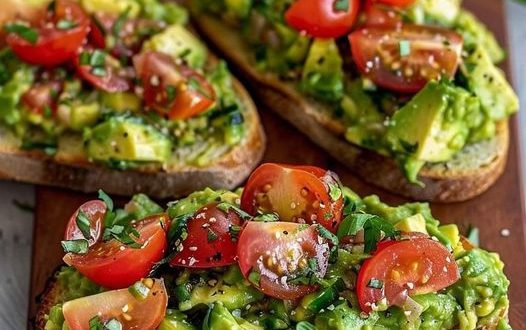 Avocadobrot mit Tomaten und Basilikum auf Mehrkornbrot