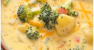Brokkoli Kartoffel Suppe mit Käse serviert im Suppenteller