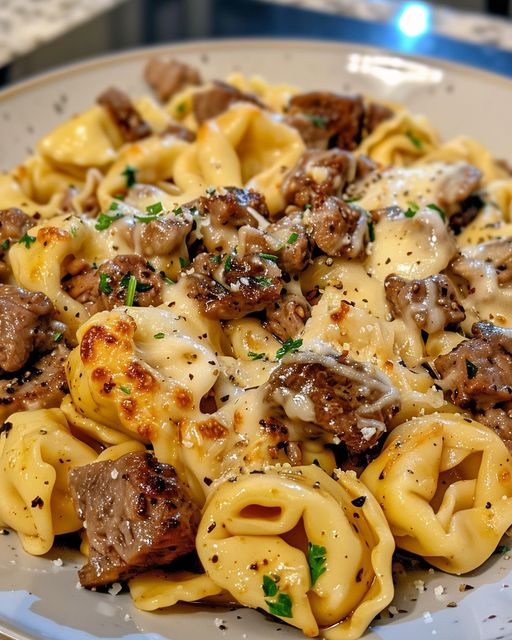 Cheesesteak Tortellini in reichhaltiger Provolone-Sauce - REZEPTE VON HEUTE