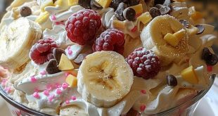 Banana Split Dessert mit Quark, Bananen und Himbeeren serviert