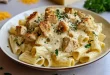 Knoblauchbutter-Hühnchen auf cremiger Parmesan-Pasta mit Petersilie