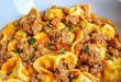 Cremige Tortellini-Pfanne mit Hackfleisch und Käse in einer Pfanne serviert