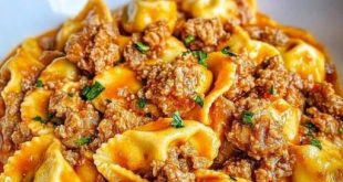 Cremige Tortellini-Pfanne mit Hackfleisch und Käse in einer Pfanne serviert