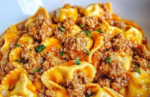 Cremige Tortellini-Pfanne mit Hackfleisch und Käse in einer Pfanne serviert