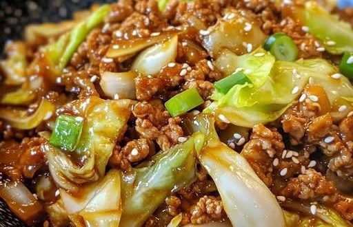Chinakohl mit Hackfleisch in cremiger Sauce in Pfanne serviert