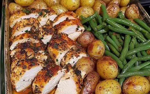 Hähnchen mit Knoblauch, Kartoffeln und Bohnen aus einer Pfanne serviert