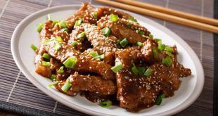 Karamellisiertes Rindfleisch mit Zwiebeln in süß-herzhafter Sojasauce