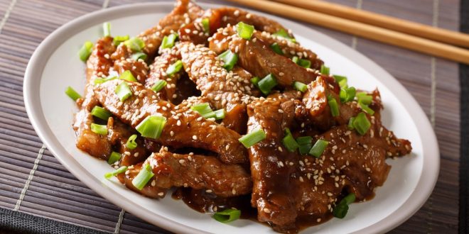 Karamellisiertes Rindfleisch mit Zwiebeln in süß-herzhafter Sojasauce