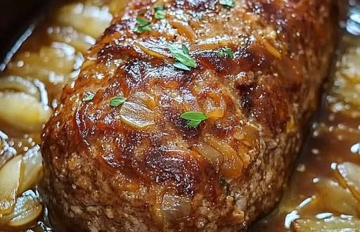 Französischer Zwiebel-Hackbraten in Scheiben mit Sauce serviert