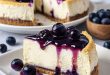 Blaubeer-Käsekuchen Rezept mit frischen Beeren und Keksboden