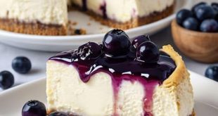 Blaubeer-Käsekuchen Rezept mit frischen Beeren und Keksboden