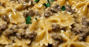 Cremige Rinderhackfleisch-Bowtie-Pasta in einer weißen Schüssel, garniert mit frischer Petersilie