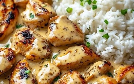 Honig-Senf-Hähnchen in cremiger Sauce serviert mit Reis