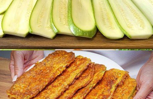 Panierte Zucchini Scheiben mit Parmesan in der Pfanne