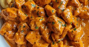 Butter Chicken mit Knoblauchsauce und knusprigen Pommes auf Teller serviert