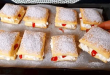 Gefüllte Blätterteig Teilchen mit Sahne und Marmelade serviert