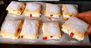 Gefüllte Blätterteig Teilchen mit Sahne und Marmelade serviert