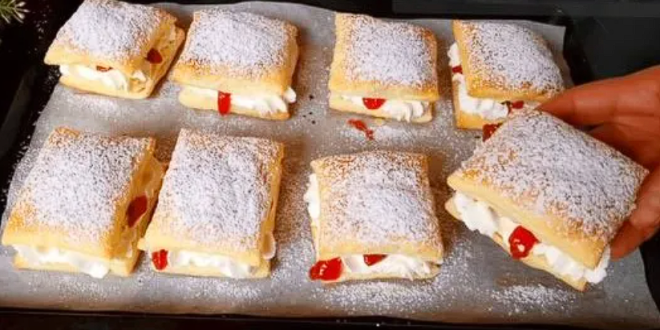 Gefüllte Blätterteig Teilchen mit Sahne und Marmelade serviert