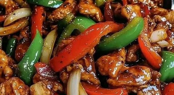 Black Pepper Chicken mit Paprika in einer Pfanne serviert